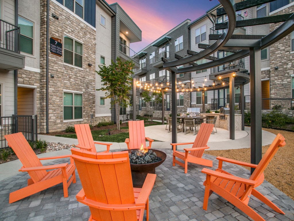Outdoor fire pit